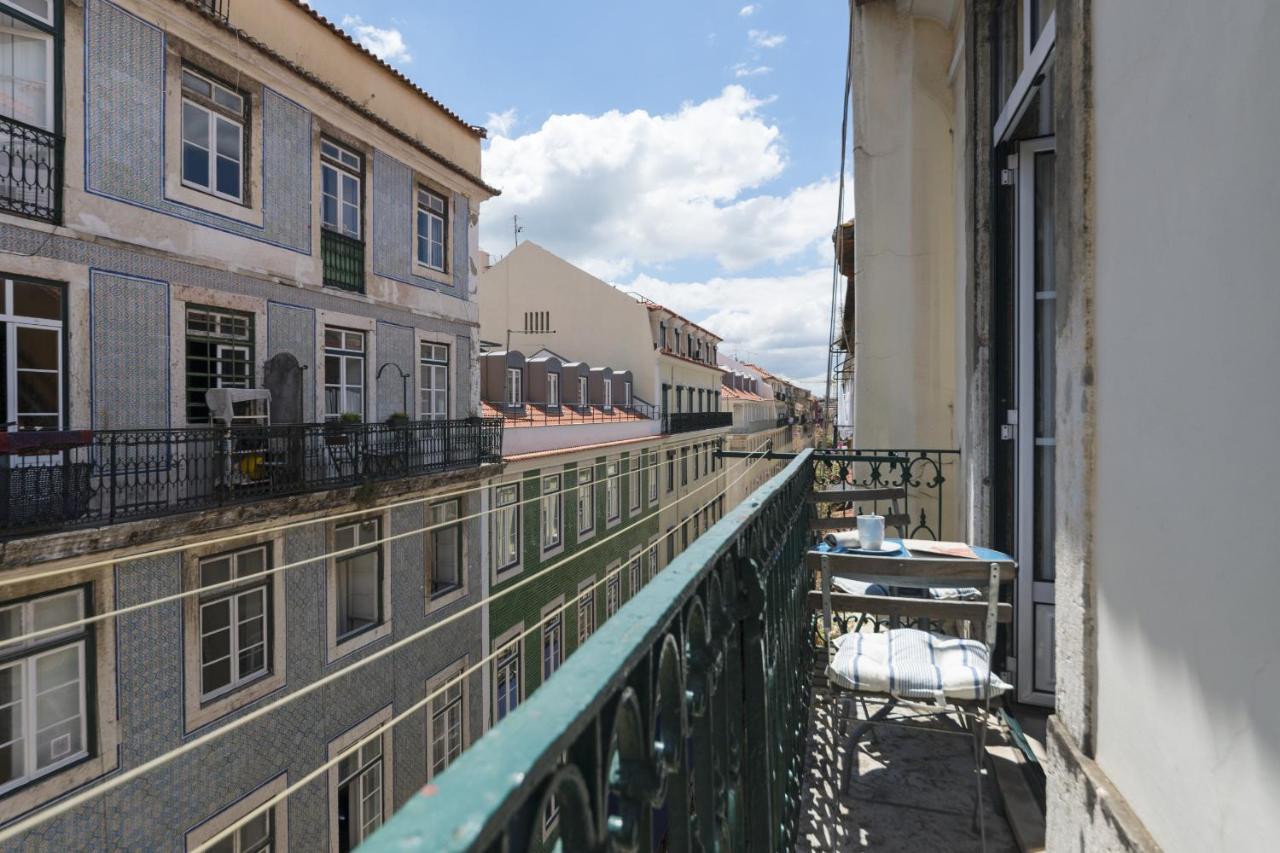 The Traditional Arts Memoir - Balcony At Downtown, 4th-floor No Lift *